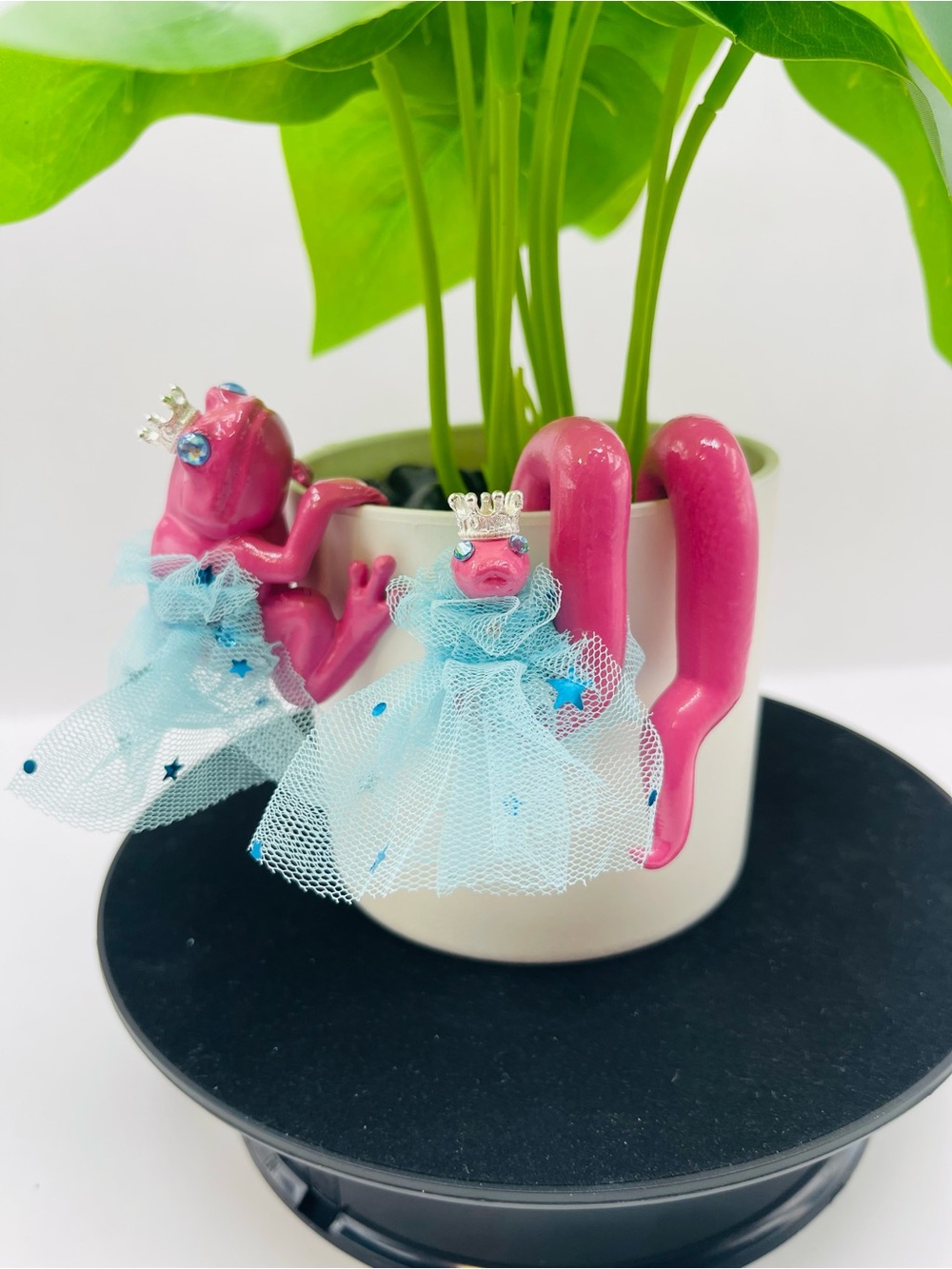 The Sugarplum Sweethearts - Hanging Frog & Snake Plant Decor - Pot Hugger